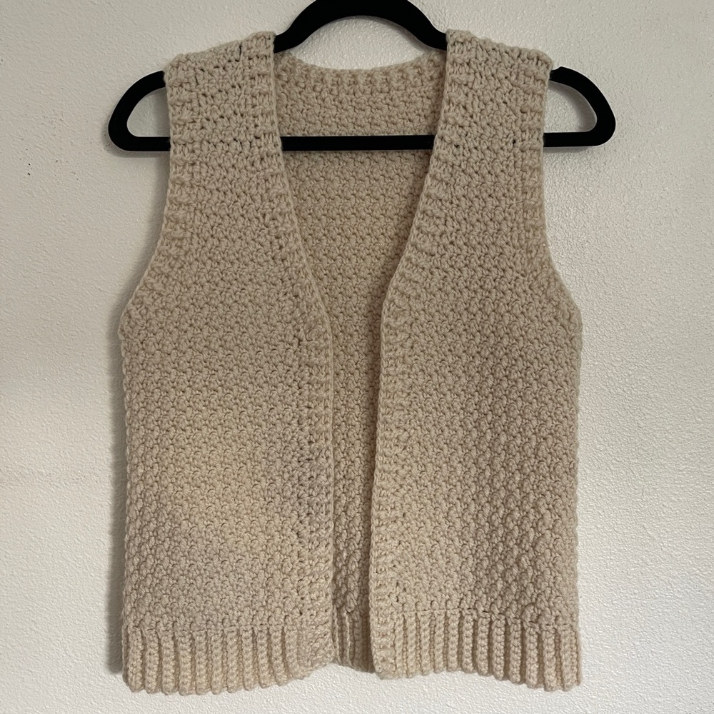 ✨SOLD✨Cute hand knit vest